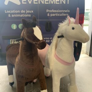 location poney mécanique adulte poney licorne XXL animation poney mécanique événement poney adulte Archipel Événement location duo poney mécanique