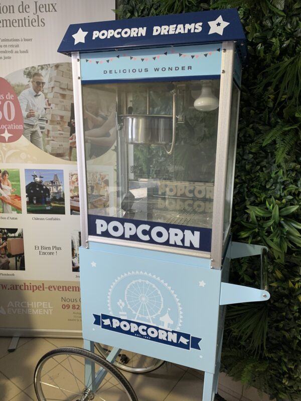 location machine à popcorn bleue, machine popcorn avec chariot, animation popcorn rétro, location machine à popcorn Archipel Événement, machine à popcorn bleue événementiel